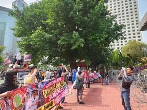AKSI GABUNGAN FABEM DAN ORMAS KEPUNG KPK BONGKAR OLIGARKI, TANGKAP DAN ADILI NUSRON WAHID BESERTA KRONI-KRONI KORUPTOR!